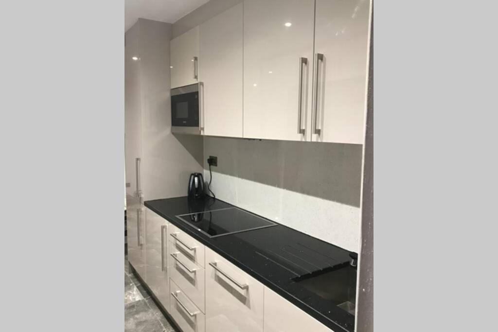 Bright, Stylish Studio Flat With Sky Sports Earley Buitenkant foto