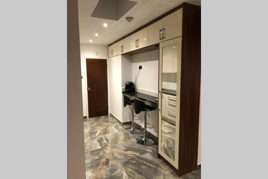 Bright, Stylish Studio Flat With Sky Sports Earley Buitenkant foto
